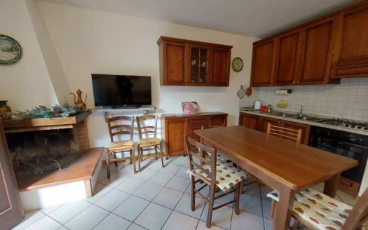 Fiumalbo Località “Il Chioso ” Trilocale con Camino e Posto Auto